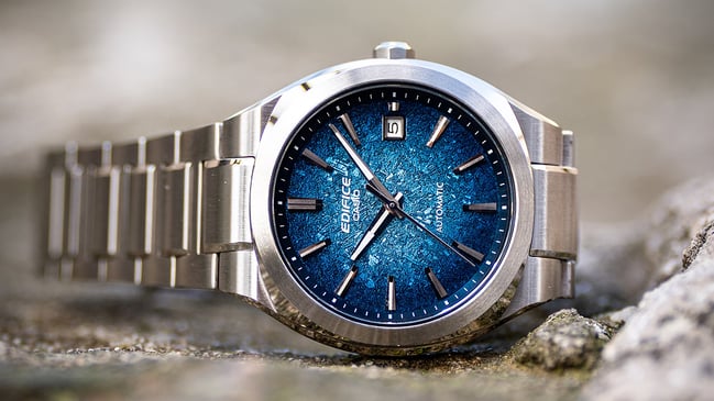 Casio Edifice EFK-200D-2A, mit blauem Zifferblatt, liegend