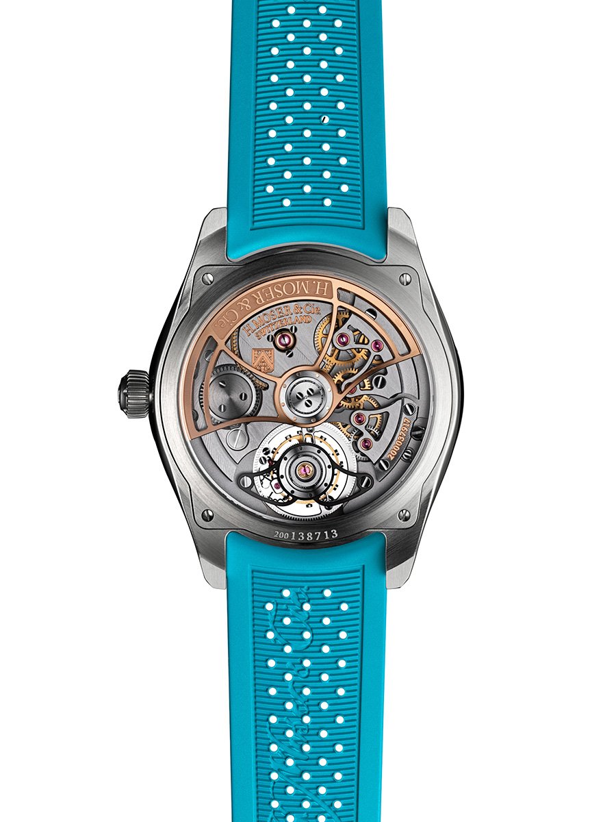 H. Moser & Cie. Pioneer Tourbillon Spiced Aqua, Uhr von der Rückseite mit Sicht auf das Werk