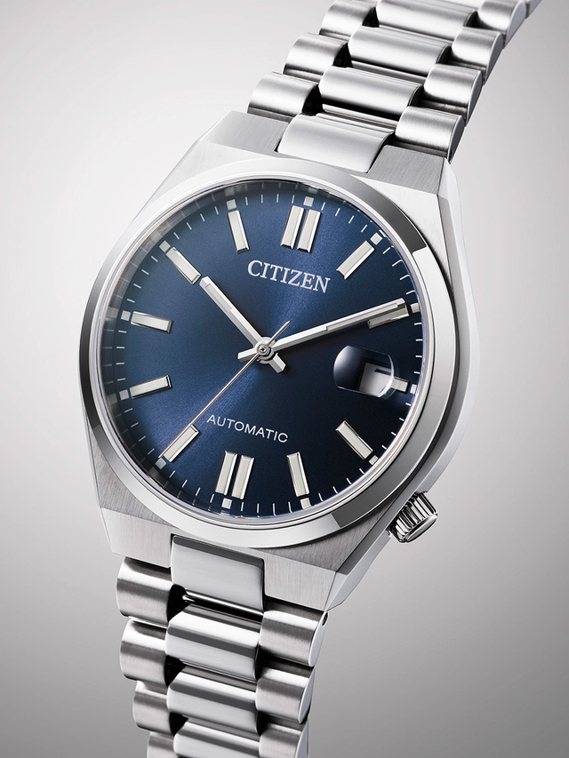 Citizen Tsuyosa 37, Referenz NJ0200-50M, Uhr blaues Zifferblatt vor grauem Hintergrund