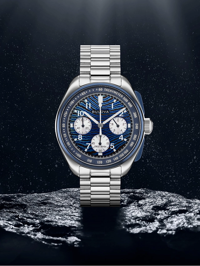 Bulova Lunar Pilot Chronograph Limited Edition, Uhr von vorne vor dunklem Hintergrund