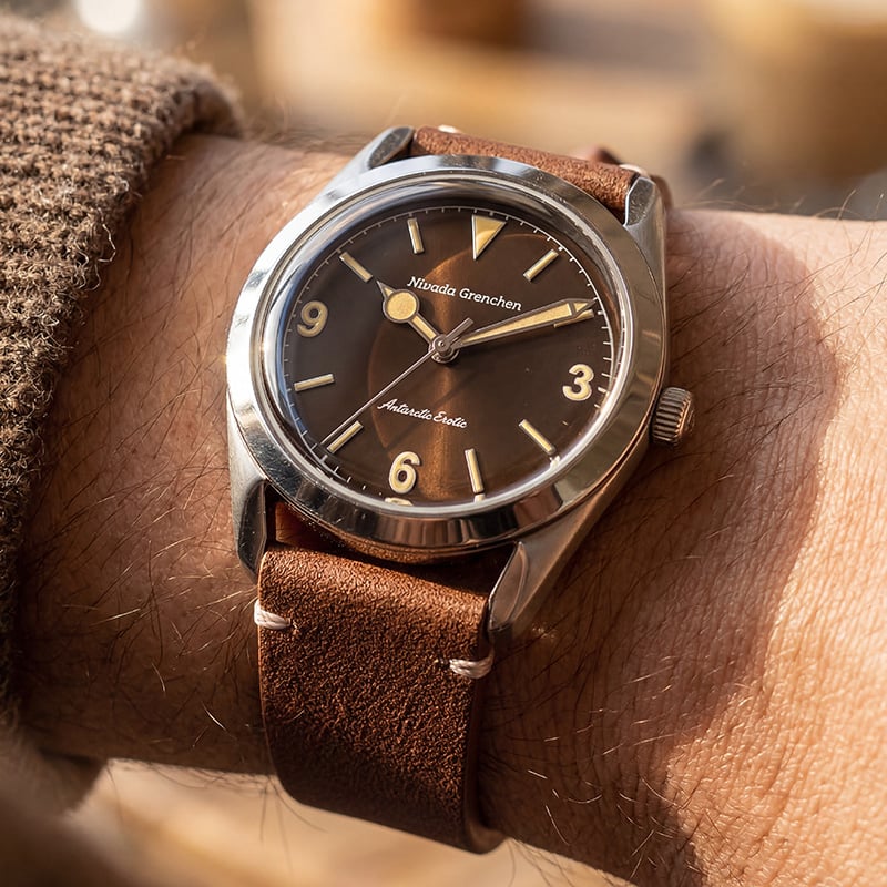 Nivada Grenchen Antarctic Erotic 38 mm, Uhr mit braunem Lederband, wristshot