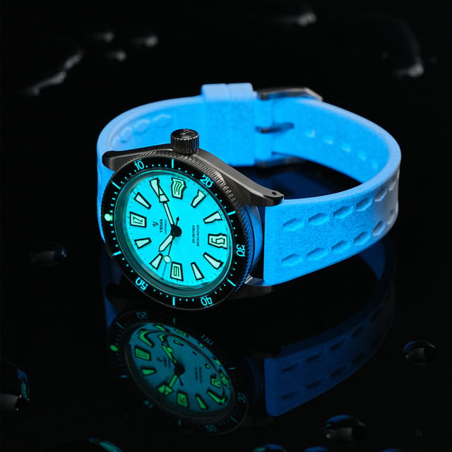 Ansicht bei Nacht: Yema Skin Diver Slim Full Lume CMM.20 Limited Edition