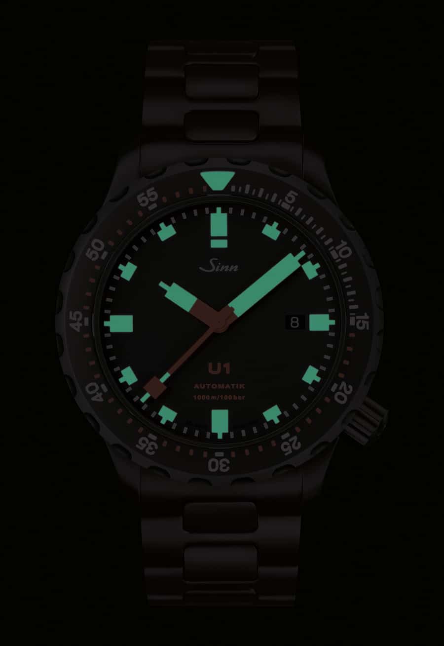 Bei der U1 S von Sinn Spezialuhren sorgt Leuchtmasse auf Zeigern, Indexen und der einseitig drehbaren Lünette für beste Ablesbarkeit im Dunkeln