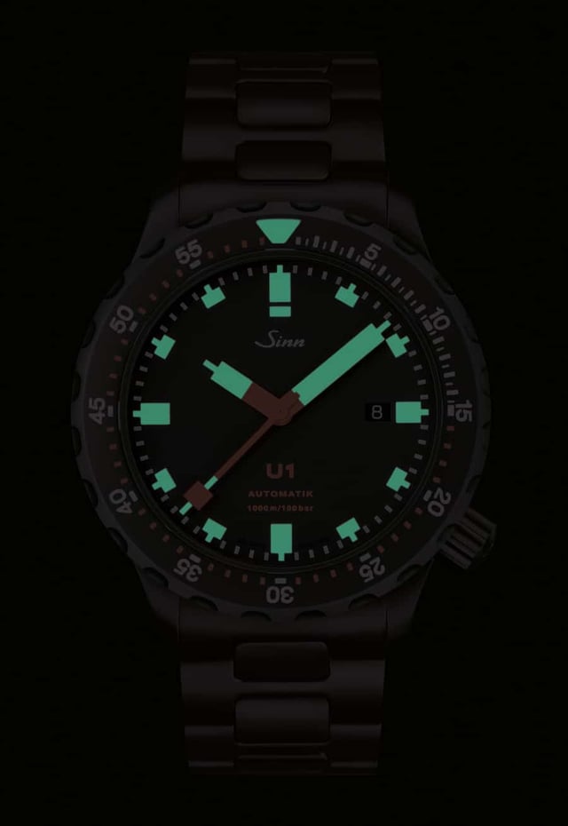Bei der U1 S von Sinn Spezialuhren sorgt Leuchtmasse auf Zeigern, Indexen und der einseitig drehbaren Lünette für beste Ablesbarkeit im Dunkeln