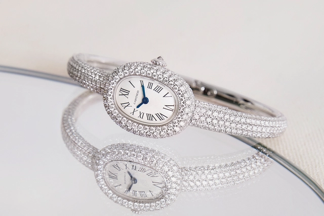 Baignoire de Cartier, Uhr aus rhodiniertem 750er Weißgold, besetzt mit 552 Diamanten im Brillantschliff von insgesamt 5 Karat.