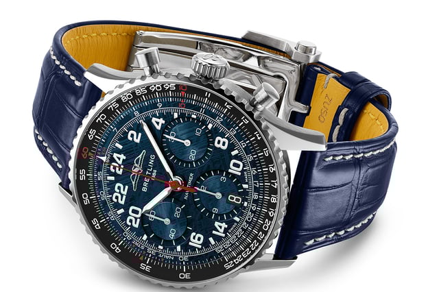 Breitling Navitimer B02 Chronograph 41 Cosmonaute Artemis II, Uhr liegend
