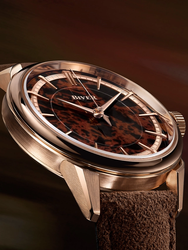 Biver-Automatique-Obsidian-Mohogany, Rosegolduhr mit braunem Zifferblatt vor braunem Hintergrund