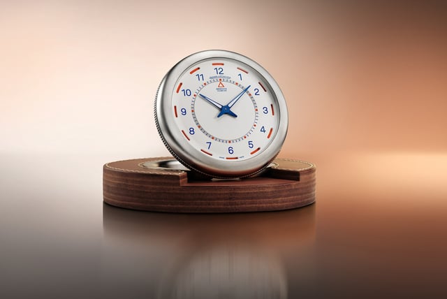 Frontansicht der Tischuhr Jaeger-LeCoultre Memovox Travel Clock by Marc Newson