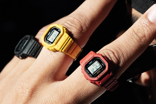 G-Shock DWN-5600 Uhr im Ringformat, drei Modelle an Fingern an einer Hand