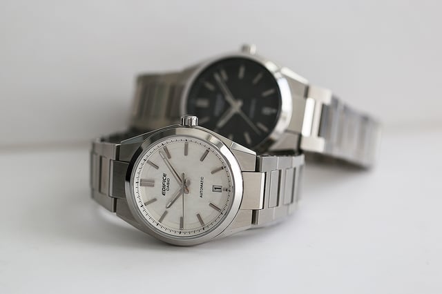 Zwei Uhren aus Edelstahl der Hands-on Casio Edifice EFK-100-Serie