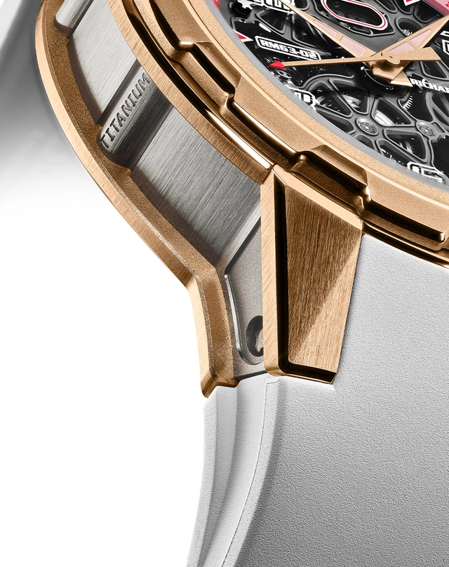 Richard Mille – RM 63-02 Automatic Worldtimer, Automatikuhr aus Gold mit skelettiertem Zifferblatt und Kautschukband