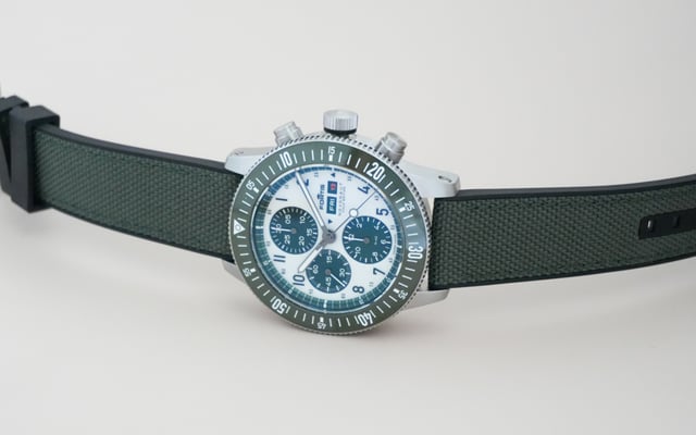 Grüne Uhr der Fortis Novonaut N-42 Halo.