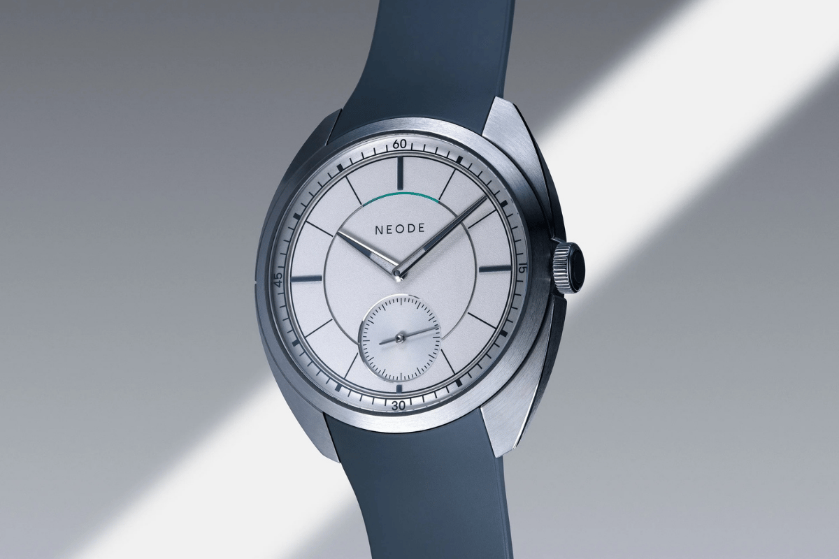 Neode – N01, elegante Handaufzugsuhr mit Sterlingsilber-Zifferblatt 