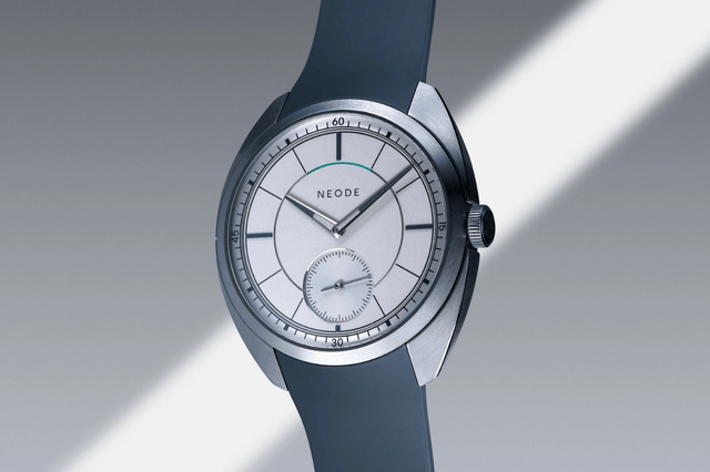 Neode – N01, elegante Handaufzugsuhr mit Sterlingsilber-Zifferblatt 