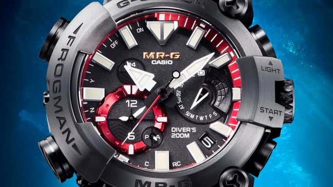 G-Shock Frogman MRG-BF1000B, Uhr mit Titangehäuse und Armband vor blauem Hintergrund