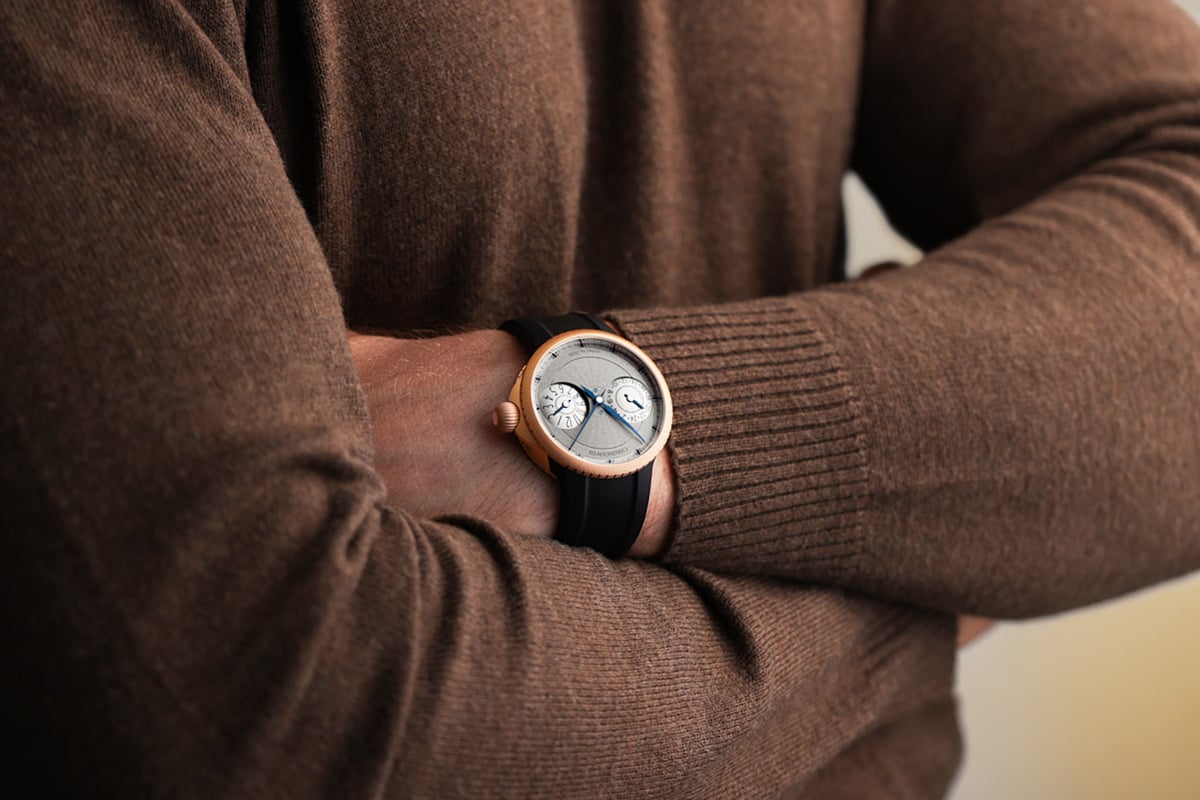 Chronoswiss Pulse GMT Frosted Guilloche Gold: wristshot, Uhr am Handgelenk