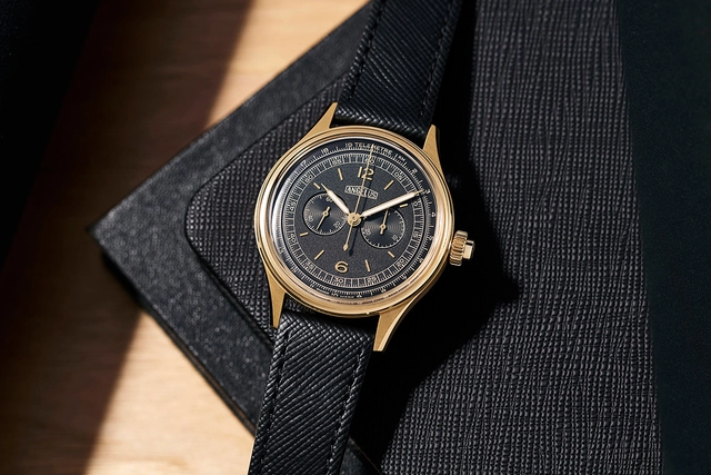 Angelus-Chronographe-Telemetre-Massena-LAB Uhr liegend vor dunklem Hintergrund