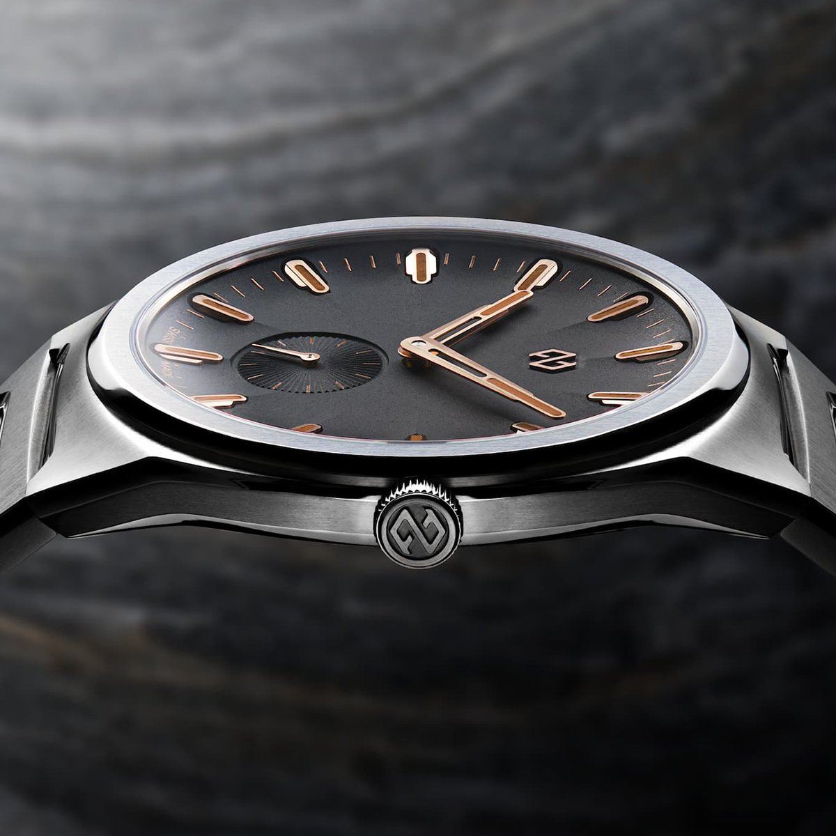 Nahaufnahme der Formex Aria Manufacture-Chronometer mit schwarzem Zifferblatt