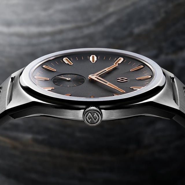 Nahaufnahme der Formex Aria Manufacture-Chronometer mit schwarzem Zifferblatt