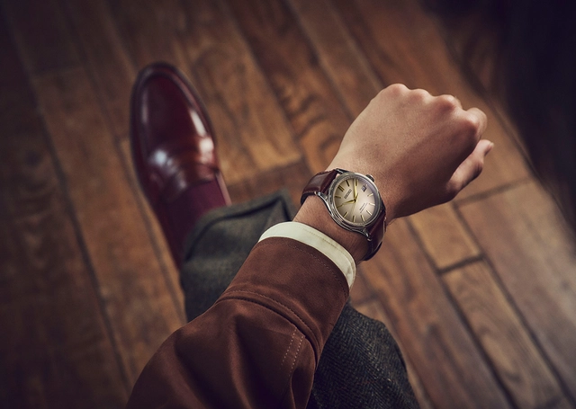 Seiko Presage Classic Series Upcycled Leather Strap Limited Edition, Referenz SPB529 Uhr am Arm, Ansicht mit herbstlichem Anzug und Lederschuhen