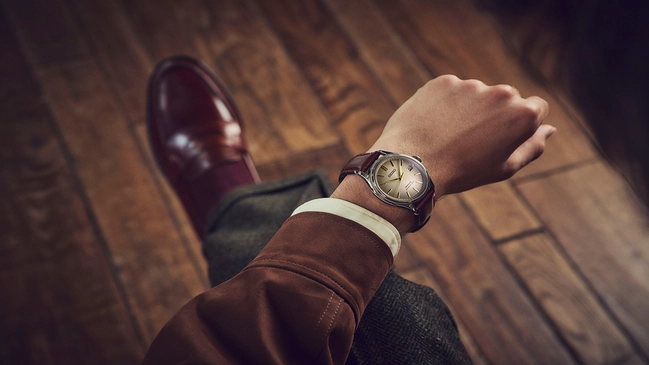 Seiko Presage Classic Series Upcycled Leather Strap Limited Edition, Referenz SPB529 Uhr am Arm, Ansicht mit herbstlichem Anzug und Lederschuhen