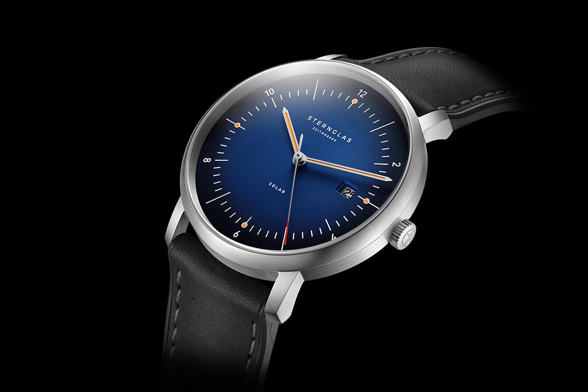 Sternglas Naos Solar Edition Titan S01-NST06-HY06: Zifferblatt Closeup einer Uhr