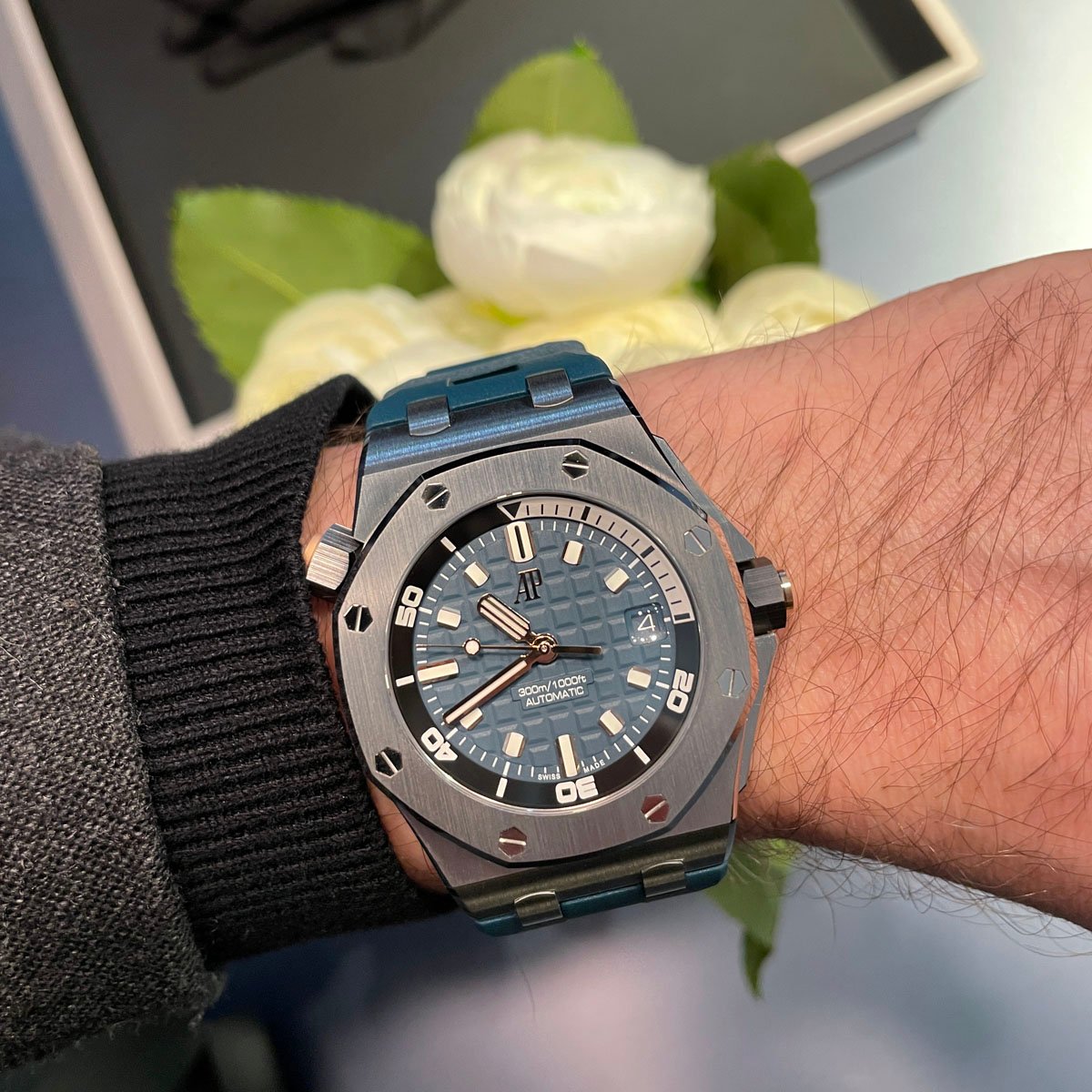 Audemars Piguet: Royal Oak Offshore Diver petrol Wristshot