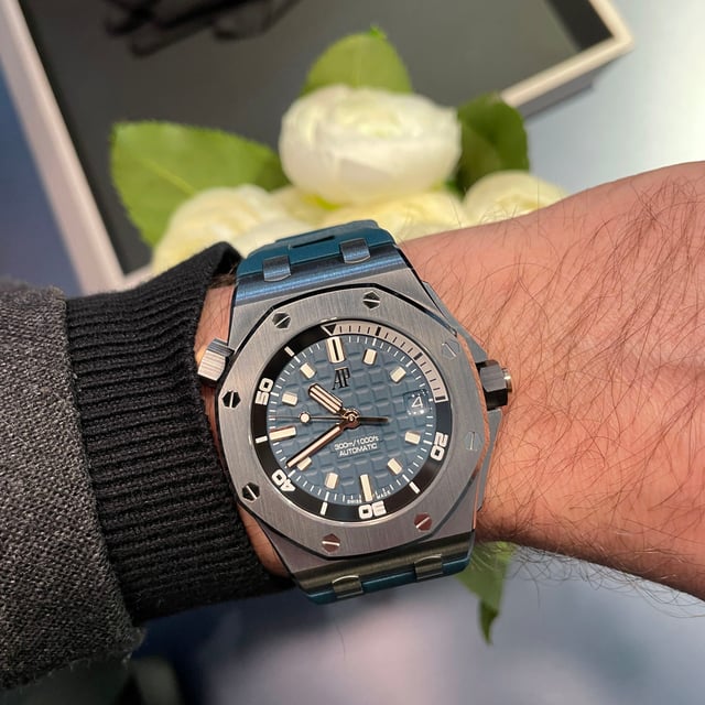 Audemars Piguet: Royal Oak Offshore Diver petrol Wristshot