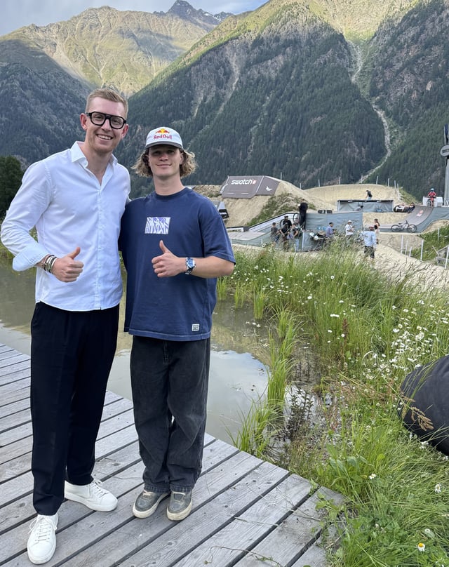 Slopestyle-Profi Erik Fedko und WatchTime-Redaktionsmitglied Johannes Beer bei den Swatch Nines in Sölden