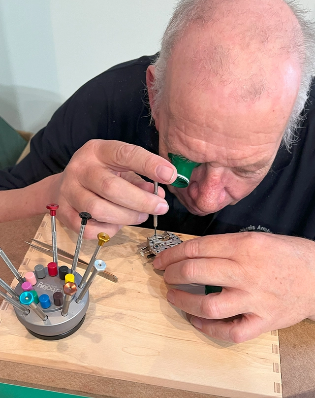 Rolf Harenkamp – Deutsche Gesellschaft für Chronometrie, Uhrmacher mit Uhrwerk