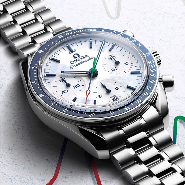 Omega Speedmaster 38 mm Milano Cortina 2026, Uhr liegend, Fokus auf Zifferblatt und Lünette