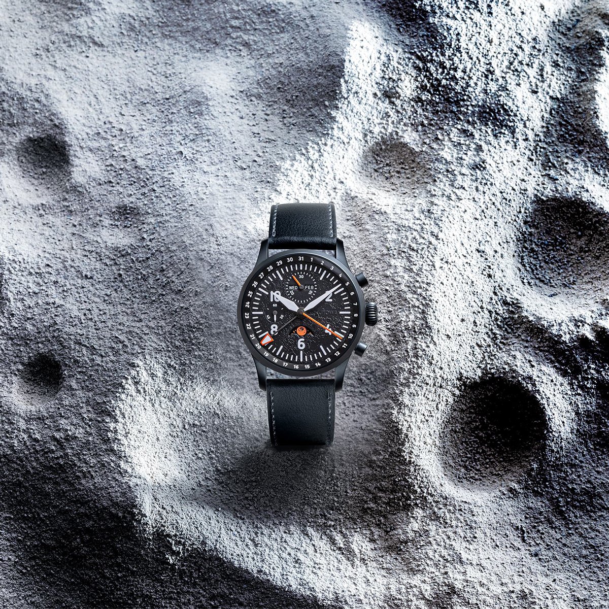 Abbildung der Stowa Chrono Black Forest Moon mit schwarzem Lederband 