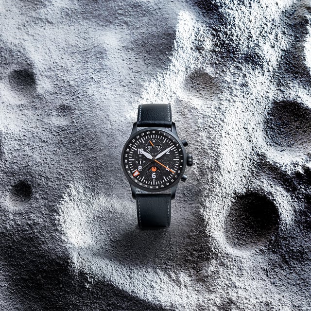 Abbildung der Stowa Chrono Black Forest Moon mit schwarzem Lederband 
