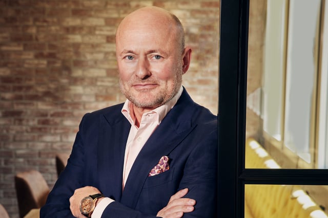 CEO von Breitling Georges Kern im dunkelblauen Anzug