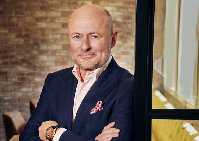 CEO von Breitling Georges Kern im dunkelblauen Anzug