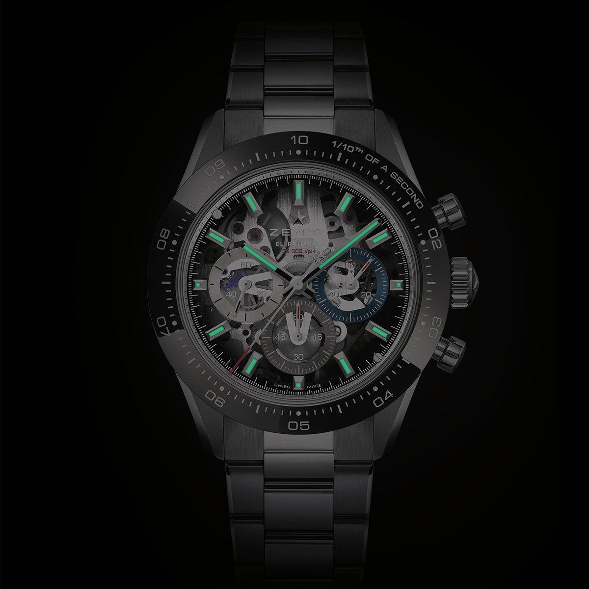 Zenith Chronomaster Sport Skeleton, Nachtablesbarkeit, Uhr vor schwarzem Hintergrund