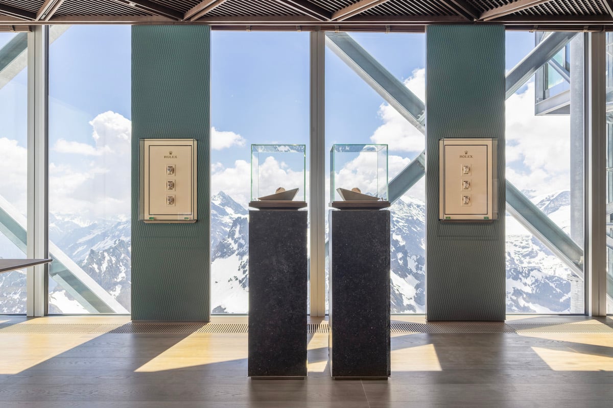 Ausstellungsstücke im neuen Rolex-Store auf dem Titlis, Blick aus dem Fenster