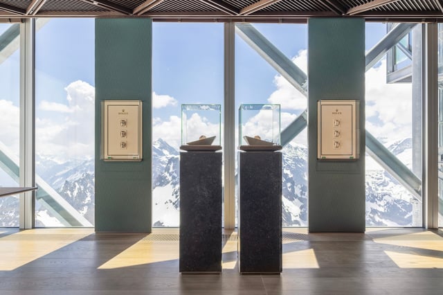 Ausstellungsstücke im neuen Rolex-Store auf dem Titlis, Blick aus dem Fenster