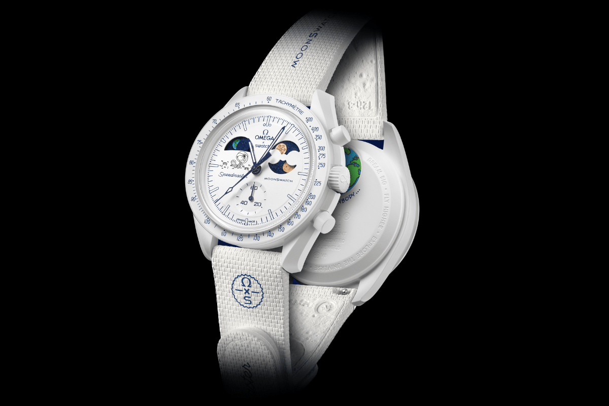 Die MoonSwatch von vorne mit Armband