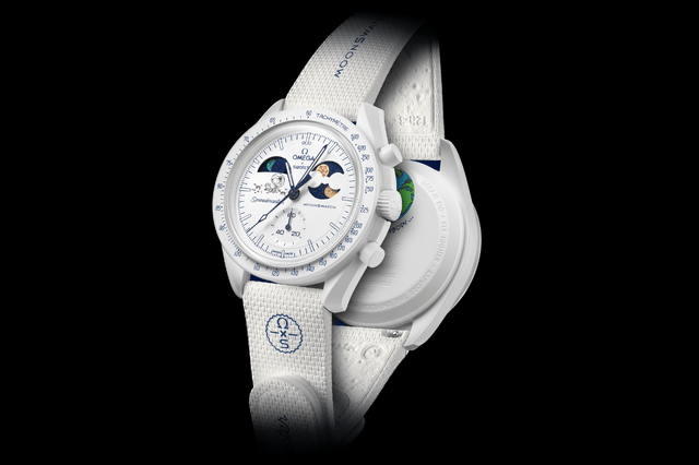 Die MoonSwatch von vorne mit Armband