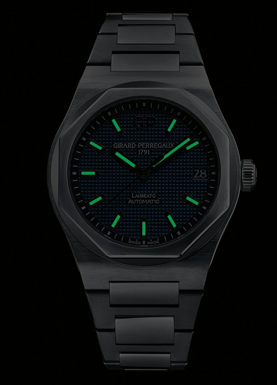 Die Laureato 42 mm Automatic von Girard-Perregaux besitzt kräftige Leuchtziffern- und zeiger