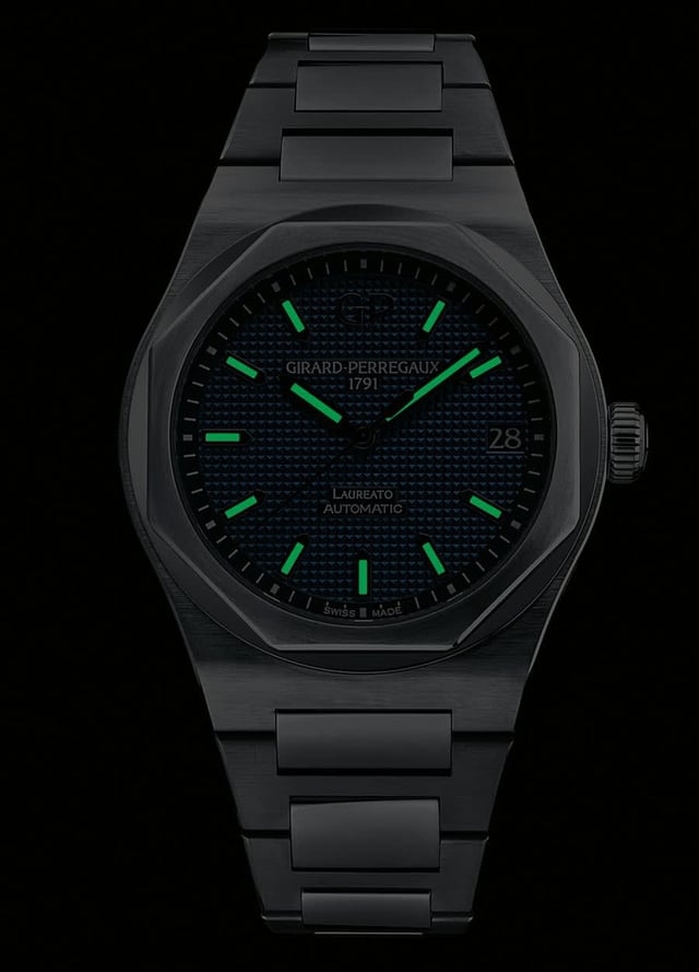 Die Laureato 42 mm Automatic von Girard-Perregaux besitzt kräftige Leuchtziffern- und zeiger