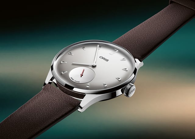 Oris Hölstein Edition 2026, Uhr vor grünem Hintergrund