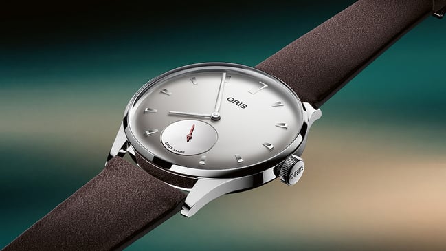 Oris Hölstein Edition 2026, Uhr vor grünem Hintergrund