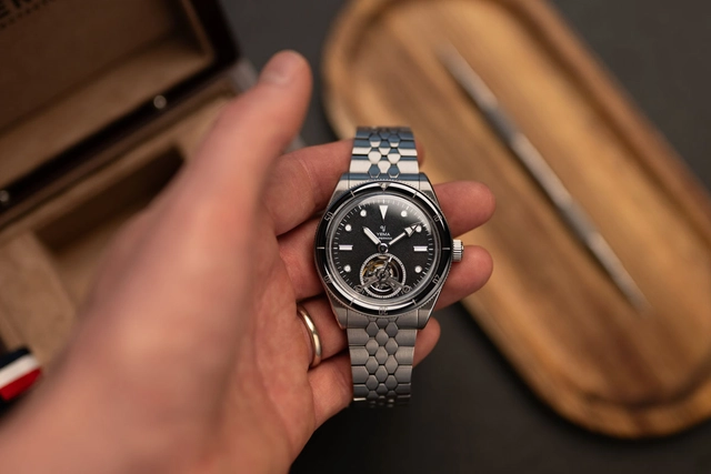 Yema Superman Tourbillon Millésime CMM.31 in der Hand