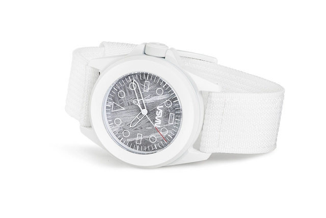 Unimatic X Massena LAB Modello Quattro U4S-T-SPW, weiße Uhr liegend vor weißem Hintergrund