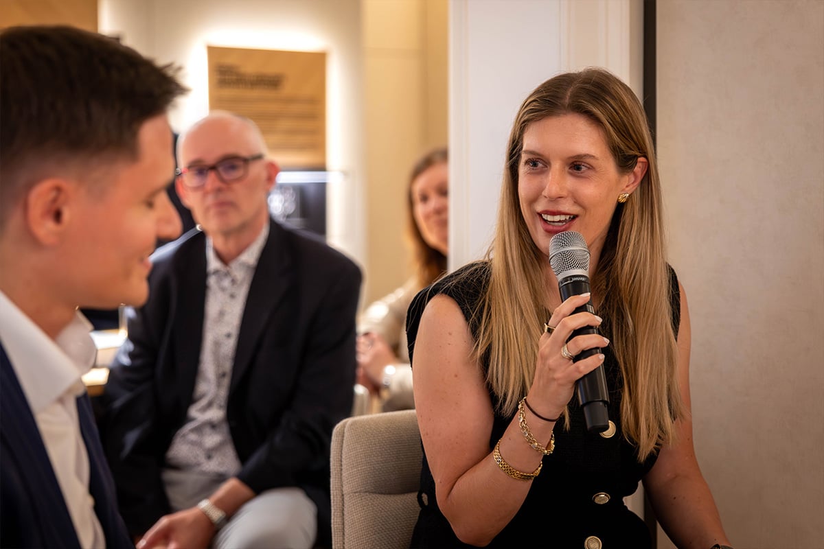  Paneltalk zwischen Matthieu Sauret, Product Marketing & Heritage Director von Jaeger-LeCoultre mit Daniela Pusch, Head of Editorial von WatchTime Germany