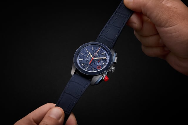 Dior Chiffre Rouge Chronograph in ultramattem Blau 41 mm mit Zenith Automatikwerk, Referenz: CD08461X1825_0000 in der Hand