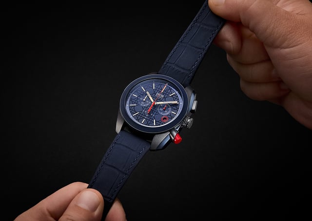 Dior Chiffre Rouge Chronograph in ultramattem Blau 41 mm mit Zenith Automatikwerk, Referenz: CD08461X1825_0000 in der Hand