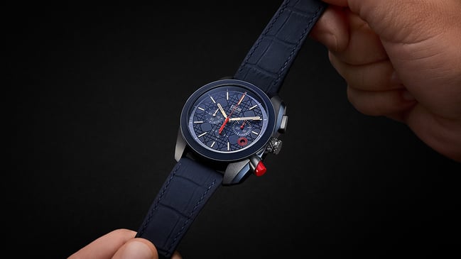 Dior Chiffre Rouge Chronograph in ultramattem Blau 41 mm mit Zenith Automatikwerk, Referenz: CD08461X1825_0000 in der Hand